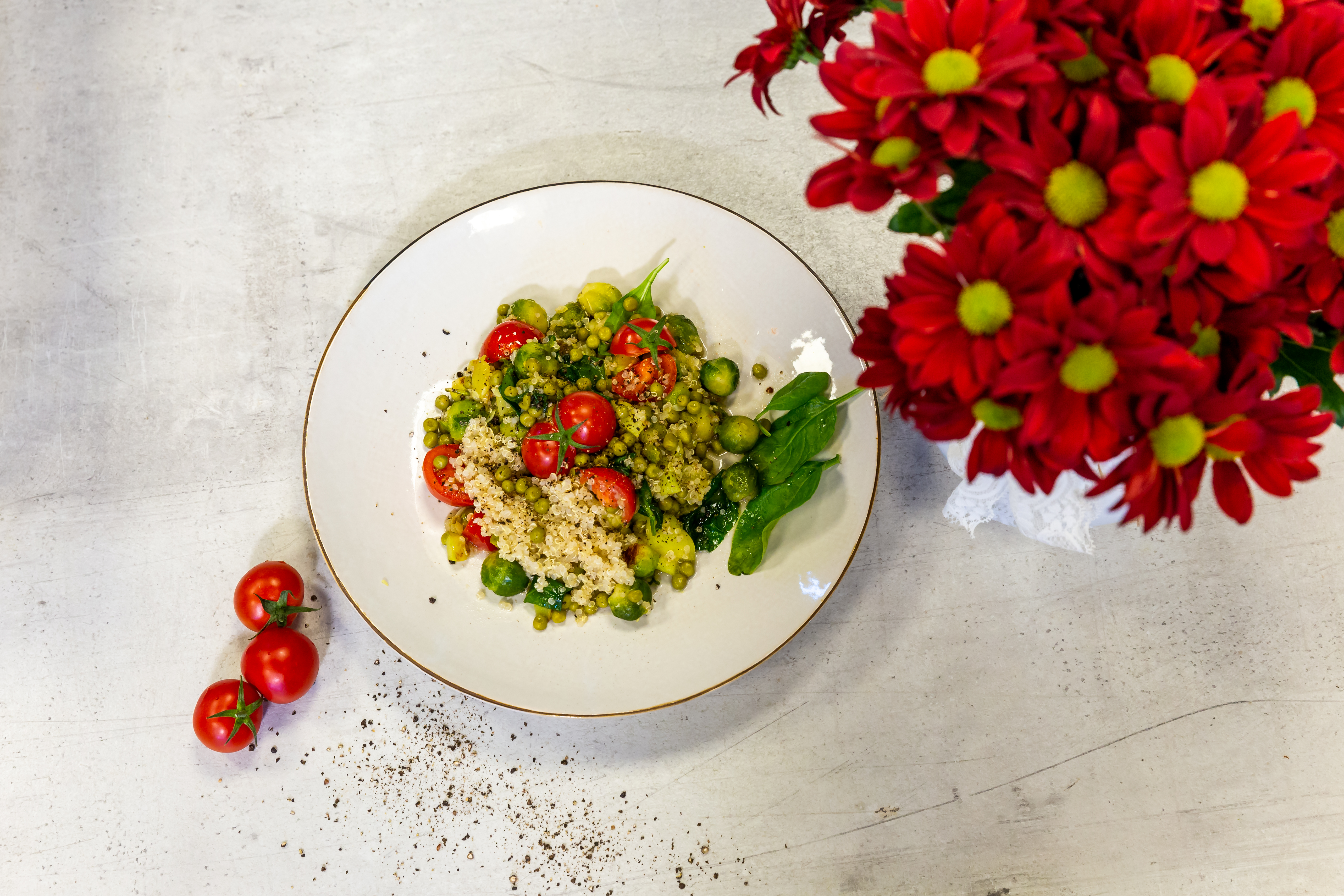 Salată de quinoa cu varză de Bruxelles by Laura Cosoi