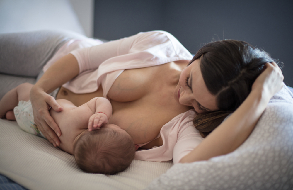 3 poziții de alăptare confortabile pentru tine și bebeluș